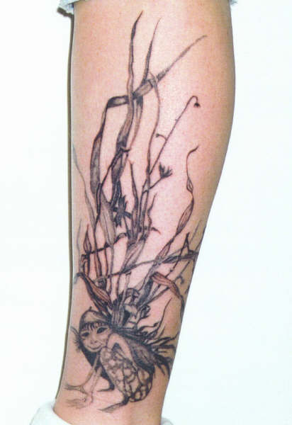 Leigh's Gil Grassy...click 2 c larger,he rapts rite around leigh's lower leg...